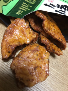 「亀田製菓 技のこだ割り 山わさび醤油味 袋45g」のクチコミ画像 by あっちゅんちゃんさん