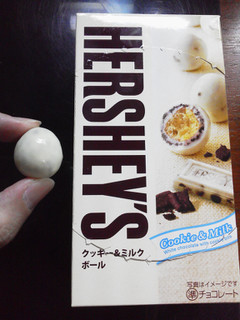 「ロッテ HERSHEY’S ハーシーボール クッキー＆ミルク 箱62g」のクチコミ画像 by Jiru Jintaさん