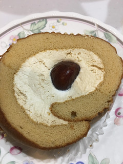 「ヤマザキ PREMIUM SWEETS ひとつぶ栗のロールケーキ 北海道産生クリーム使用 袋1個」のクチコミ画像 by まるちゃーんさん