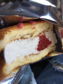 「ロッテ SWEETS SQUARE ふわっとやわらかな苺のアイスケーキ 袋65ml」のクチコミ画像 by kina子いもさん