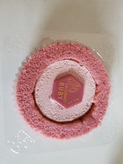 「ローソン Uchi Cafe’ SWEETS プレミアム ルビーチョコレートのロールケーキ」のクチコミ画像 by リぃさんさん