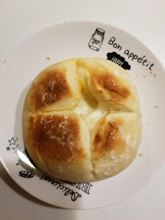 「ファミリーマート とろーりチーズの白いパン」のクチコミ画像 by リぃさんさん
