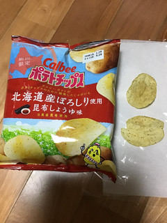 「カルビー ポテトチップス 北海道産ぽろしり使用 昆布しょうゆ味 袋60g」のクチコミ画像 by レビュアーさん