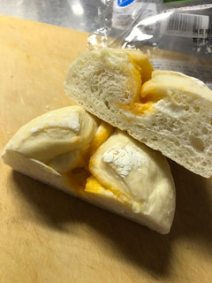 「ファミリーマート とろーりチーズの白いパン」のクチコミ画像 by ポロリさん