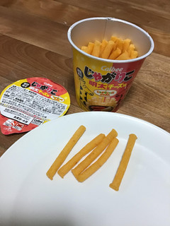 「カルビー じゃがりこ明太チーズ味 カップ52g」のクチコミ画像 by レビュアーさん