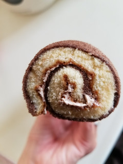 「ローソン チョコスポンジロール ベルギーチョコ入りクリーム」のクチコミ画像 by リぃさんさん