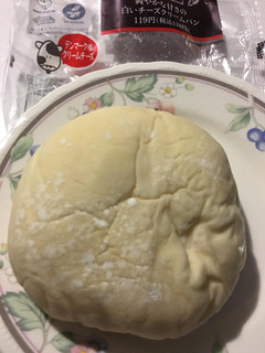 「ファミリーマート 白いチーズクリームパン」のクチコミ画像 by まるちゃーんさん