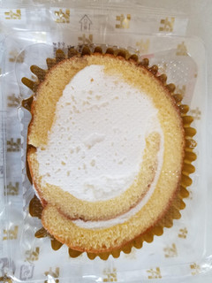 「セブン-イレブン 北海道産クリームのふんわりロールケーキ」のクチコミ画像 by リぃさんさん
