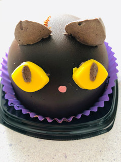 「セブン-イレブン ハロウィン黒猫 チョコケーキ」のクチコミ画像 by ばけがくさん