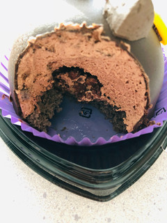 「セブン-イレブン ハロウィン黒猫 チョコケーキ」のクチコミ画像 by ばけがくさん