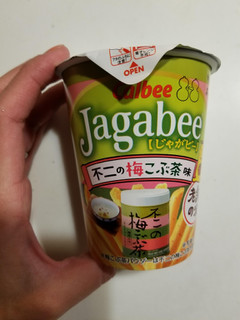 「カルビー Jagabee 不二の梅こぶ茶味 カップ38g」のクチコミ画像 by リぃさんさん