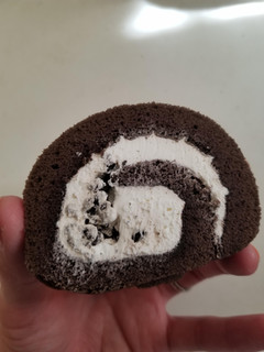 「オランジェ クッキー＆クリームのロールケーキ パック6個」のクチコミ画像 by リぃさんさん