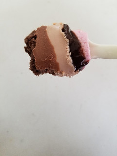 「ローソン Uchi Cafe’ SWEETS ルビーチョコレートのショコラケーキ」のクチコミ画像 by リぃさんさん