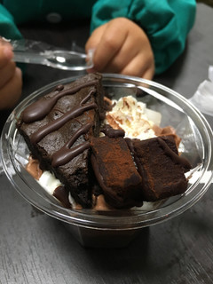 「セブン-イレブン 濃厚チョコ＆ショコラパフェ」のクチコミ画像 by momochiangさん