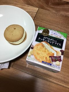「森永製菓 ステラおばさんのクッキーサンドアイス マカダミア 箱1個」のクチコミ画像 by レビュアーさん