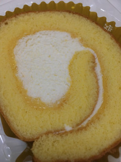 「セブン-イレブン 北海道産クリームのふんわりロールケーキ」のクチコミ画像 by カルーアさん