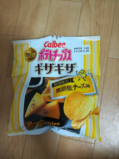 「カルビー ポテトチップスギザギザ 黒胡椒チーズ味 袋58g」のクチコミ画像 by maki01さん