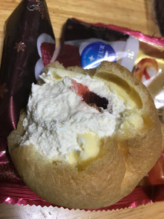 「モンテール 小さな洋菓子店 苺ショートケーキのシュークリーム 袋1個」のクチコミ画像 by jasminesatoさん