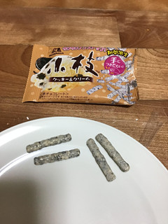「森永製菓 小枝 クッキー＆クリーム 袋30g」のクチコミ画像 by レビュアーさん