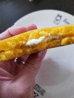 「ローソン 安納芋のもちっとパンケーキ 発酵バター入りクリーム 2個入」のクチコミ画像 by リぃさんさん