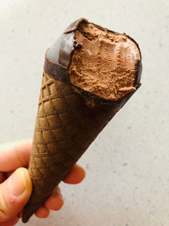 「ハーゲンダッツ クリーミーコーン チョコレートマカデミア 89ml」のクチコミ画像 by ばけがくさん