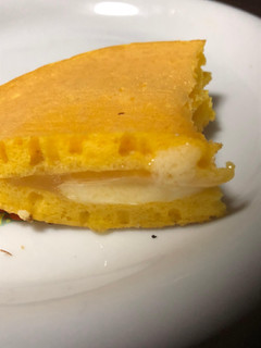 「ローソン 安納芋のもちっとパンケーキ 発酵バター入りクリーム 2個入」のクチコミ画像 by kina子いもさん