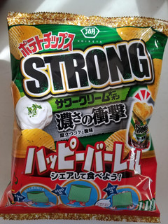 「湖池屋 ハッピーバーレル ポテトチップスSTRONG サワークリームオニオン 袋110g」のクチコミ画像 by リぃさんさん