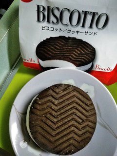 「ナポリ ビスコット クッキーサンドアイス 袋70ml」のクチコミ画像 by minorinりん さん