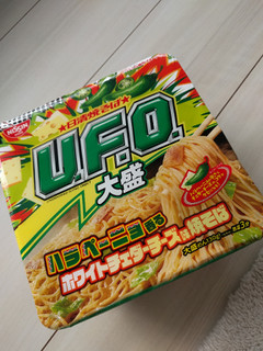 「日清食品 日清焼そばU.F.O.大盛 ハラペーニョ香るホワイトチェダーチーズ味焼そば カップ165g」のクチコミ画像 by こゆさん