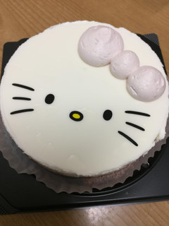 「モンテール 小さな洋菓子店 ハローキティ いちごミルクのムースケーキ」のクチコミ画像 by よっちゃんいかさん