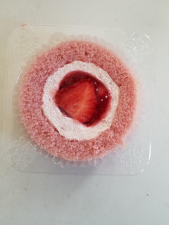 「ローソン いちごづくしロールケーキ あまおう苺のせ」のクチコミ画像 by リぃさんさん
