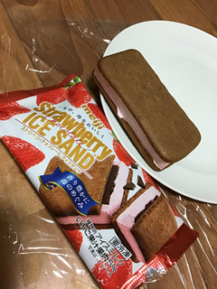 「明治 ストロベリーチョコレートアイスサンド 袋75ml」のクチコミ画像 by レビュアーさん