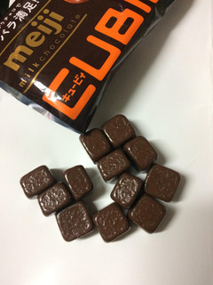 「明治 ミルクチョコレート CUBIE 袋42g」のクチコミ画像 by めーぐーさん