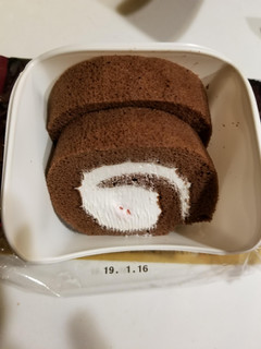 「オランジェ あまおう苺とチョコのロールケーキ 袋2個」のクチコミ画像 by リぃさんさん