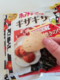「カルビー ポテトチップス ギザギザ 梅と焼きのり味 袋58g」のクチコミ画像 by リぃさんさん