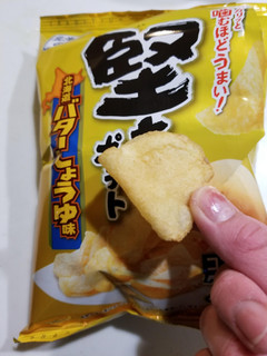 「カルビー 堅あげポテト 北海道バター醤油味 袋65g」のクチコミ画像 by リぃさんさん