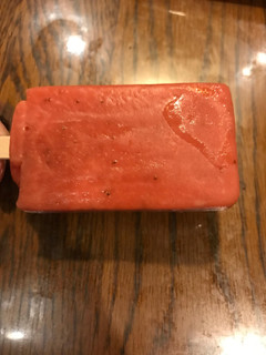 「セブンプレミアム まるでいちごを冷凍したような食感のアイスバー 袋70ml」のクチコミ画像 by ちぴちぴさん