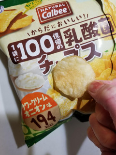 「カルビー NATURAL Calbee 1袋に100憶個の乳酸菌チップス サワークリームオニオン味 袋38g」のクチコミ画像 by リぃさんさん