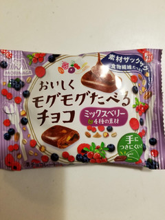 「森永製菓 おいしくモグモグたべるチョコ ミックスベリー 袋30g」のクチコミ画像 by リぃさんさん