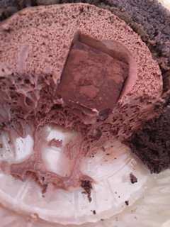 「ローソン 濃深生チョコロールケーキ」のクチコミ画像 by なしこさん