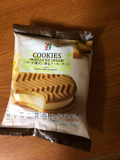 「セブンプレミアム バターが贅沢に香るクッキーサンド 袋1個」のクチコミ画像 by ザコタさん