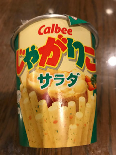 「カルビー じゃがりこ サラダ カップ60g」のクチコミ画像 by ちぴちぴさん