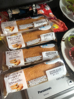 「ファミリーマート 香ばしいクッキーのクリームサンド レーズン」のクチコミ画像 by 大食い村のあやちゃんさん
