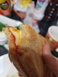 「ファミリーマート 全粒粉サンド サラダチキンと2種のチーズ」のクチコミ画像 by まゆtさん