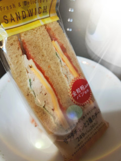 「ファミリーマート 全粒粉サンド サラダチキンと2種のチーズ」のクチコミ画像 by まゆtさん