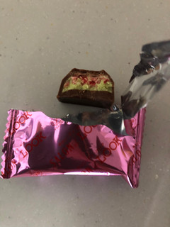 「不二家 サロン・ドゥ・ルック 苺とピスタチオのケーキ 華やか仕立て 箱46g」のクチコミ画像 by kina子いもさん