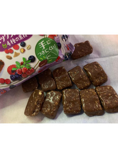 「森永製菓 おいしくモグモグたべるチョコ ミックスベリー 袋30g」のクチコミ画像 by SweetSilさん