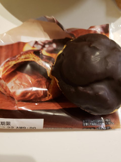 「ローソン Uchi Cafe’ SWEETS チョコレートシュークリーム」のクチコミ画像 by haruuuさん