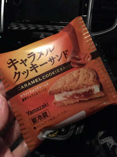 「ヤマザキ キャラメルクッキーサンド 袋1個」のクチコミ画像 by むぅぅうさん