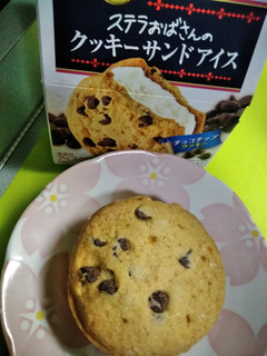 「森永製菓 ステラおばさんのクッキーサンドアイス チョコチップクッキー 箱1個」のクチコミ画像 by minorinりん さん